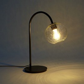 Moderne minimalistische Tischlampe mit kugelförmigem Schirm